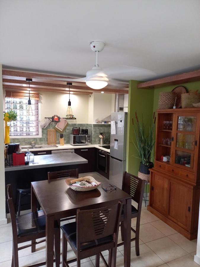 Bel Appartement Avec Terrasse Proche Des Plages Saint-Gilles-les Bains Kültér fotó